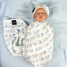 Load image into Gallery viewer, Baby blue arrow print muslin organic cotton swaddles styled by mommy and me Arabia