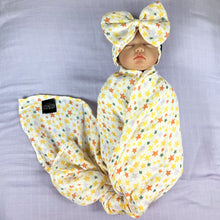 Load image into Gallery viewer, Yellow stars muslin organic cotton swaddles styled by mommy and me arabia