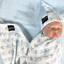 Load image into Gallery viewer, Baby blue arrow print muslin organic cotton swaddles styled by mommy and me Arabia