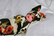 Load image into Gallery viewer, Pretty Striped Flower cotton stretch swaddle set - mommyandmearabia