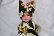 Load image into Gallery viewer, Pretty Striped Flower cotton stretch swaddle set - mommyandmearabia