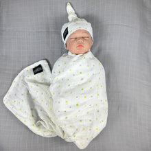 Load image into Gallery viewer, Star World Muslin organic cotton swaddles styled by mommy and me Arabia
