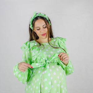 طفل الأمومة الرمز البريدي الأخضر ويرتدي ملابس الرضاعة