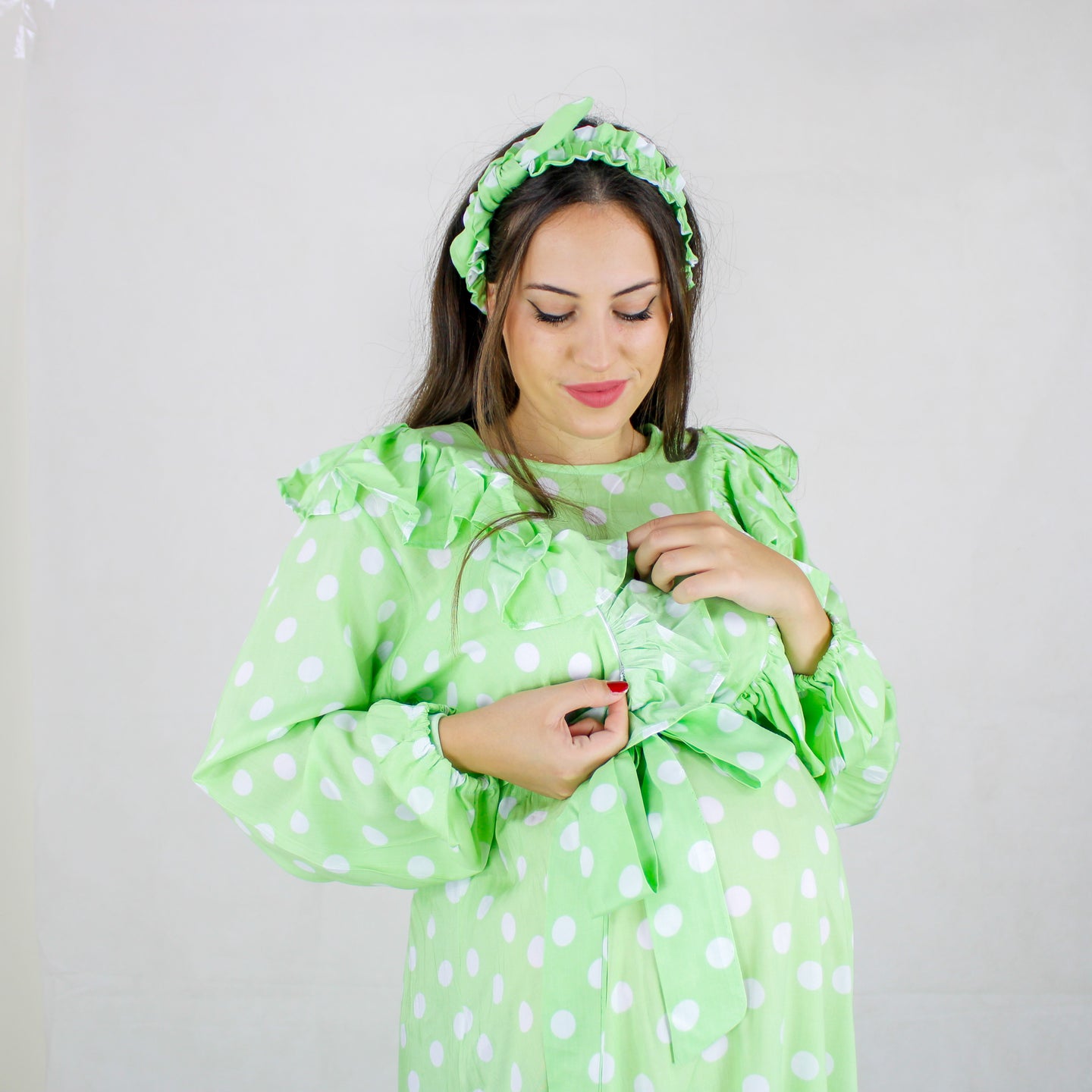 طفل الأمومة الرمز البريدي الأخضر ويرتدي ملابس الرضاعة
